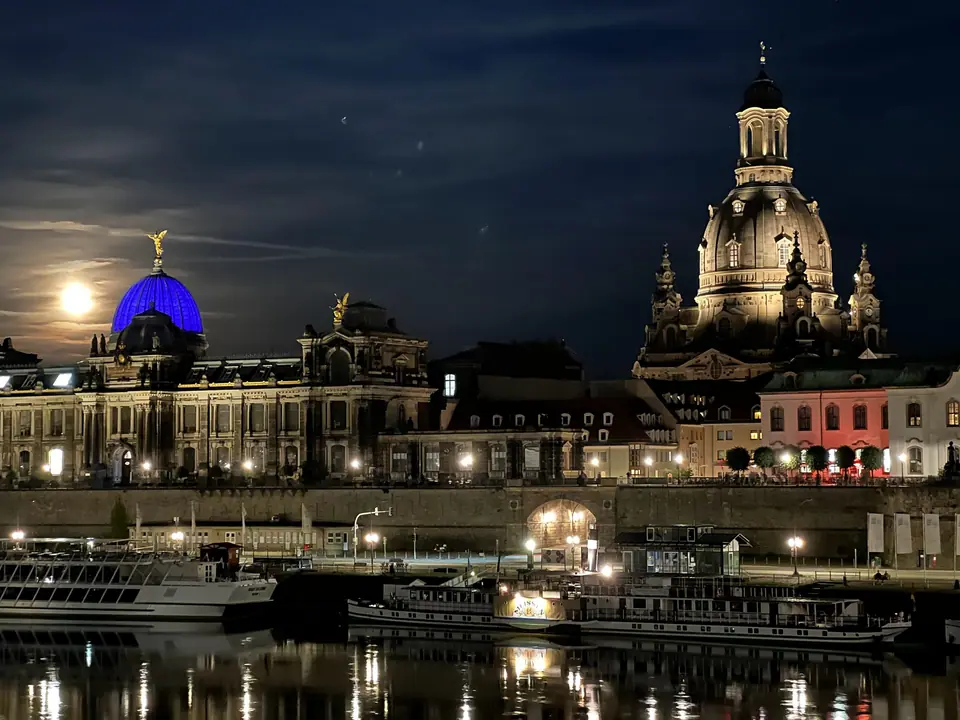 Dresden mit Frauenkirche am Abend