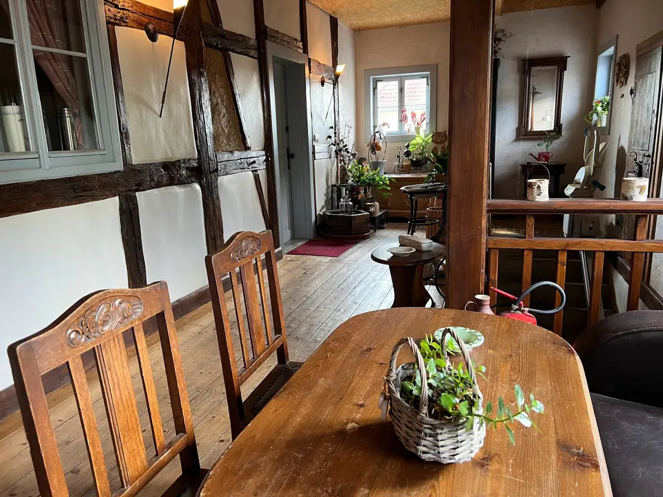 Smoking corner in the hallway: A cosy spot in the half-timbered hallway for anyone who wants to smoke.