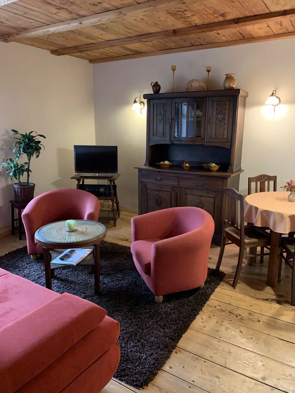 Living room, with seating area, dining table, TV and radio